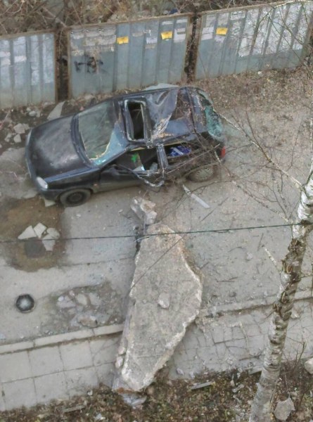Камъните падат от небето! Бетонен къс размаза кола в София