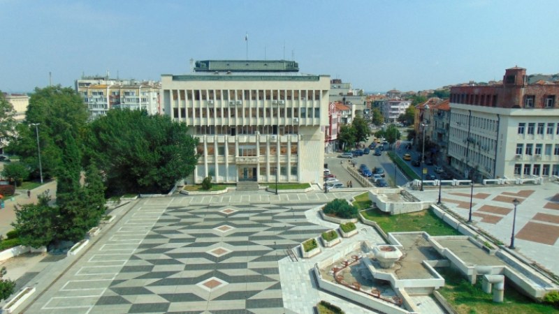 Некачественият ремонт на централния площад в Асеновград възмути хората