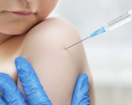 Искат да премахнат антиваксърското съдържание от Facebook