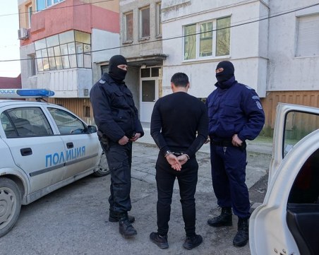 Напушен се озърта, бдителен го вижда, вика МВР-то... 5,5 кила канабис ВИДЕО И СНИМКИ