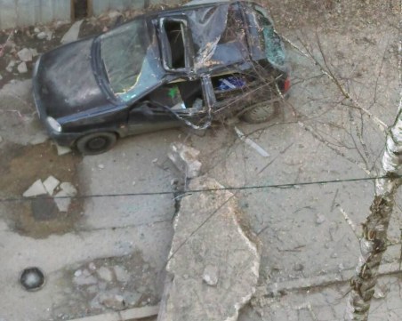 Размазаната от паднал бетон кола откупена от виновната фирма
