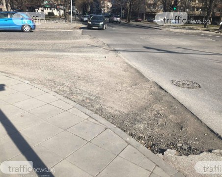 Строители си тръгнаха по средата на ремонт на булевард в Пловдив, оставиха огромни ями СНИМКИ