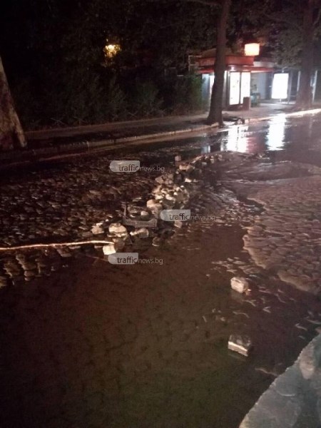 Авария наводни улица в Браниполе, вода блика от асфалта