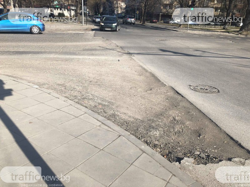 Строители си тръгнаха по средата на ремонт на булевард в Пловдив, оставиха огромни ями СНИМКИ