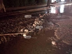 Авария наводни улица в Браниполе, вода блика от асфалта