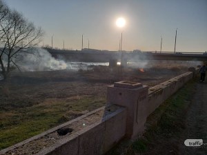 Нов пожар избухна в коритото на река Марица в Пловдив СНИМКИ