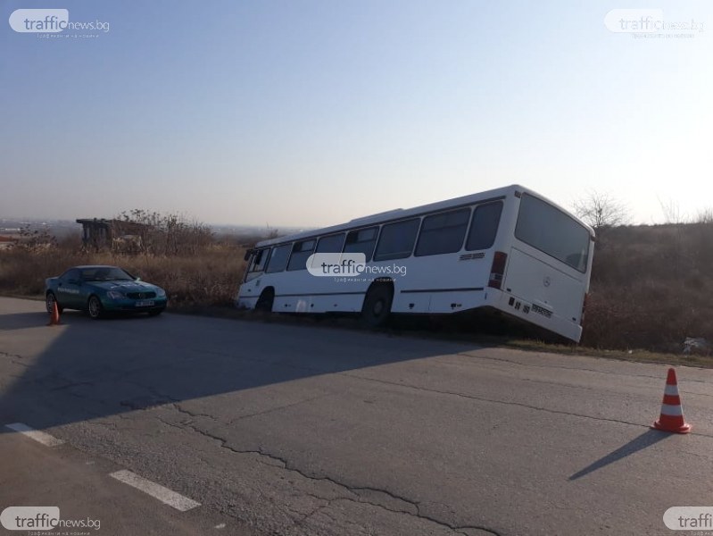 35 души са пътували в обърнатия автобус край Пловдив, по чудо няма пострадали СНИМКИ