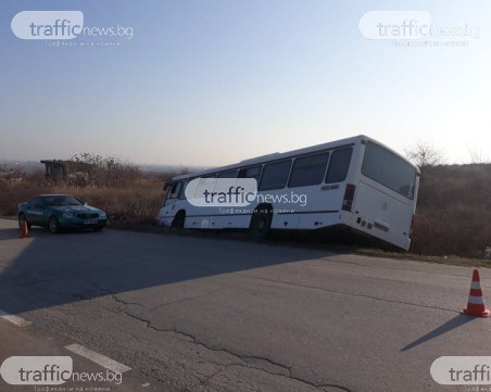 35 души са пътували в обърнатия автобус край Пловдив, по чудо няма пострадали СНИМКИ