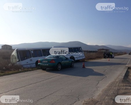 Автобус се прекатури в канавка на пътя Пловдив-Марково