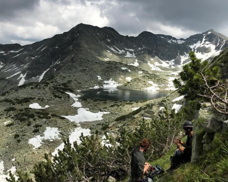 Беър Грилс с българска глоба – плувал в езера в Рила, палел огньове, ял жаба...