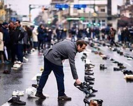 Без думи, а с обувки! Така македонци изразиха протеста и огорчението си