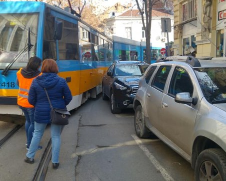 Джип блокира трамвай №5 на 