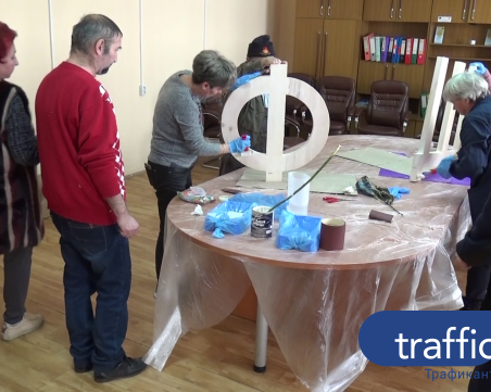 Хора с увреждания изработват Алея на кирилицата в Пловдив ВИДЕО