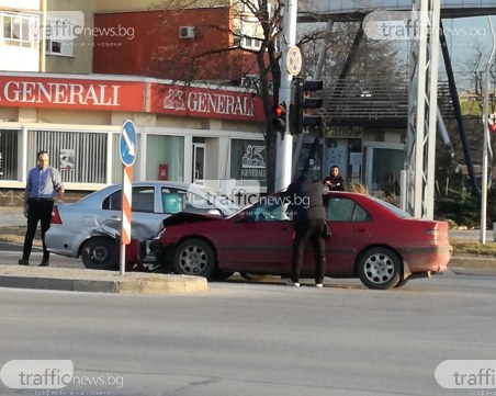 Катастрофа до Полиграфията в Пловдив, колите са смачкани СНИМКИ