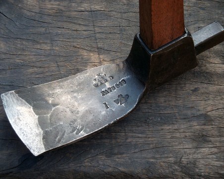 Страх тресе столичен блок – мъж вилнее с тесла, удря по вратите, заплашва...