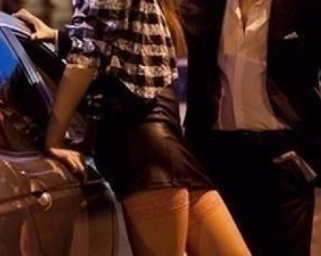 След секс в хотелска стая стриптизьорка се възбуди и... задигна телефона на германски турист