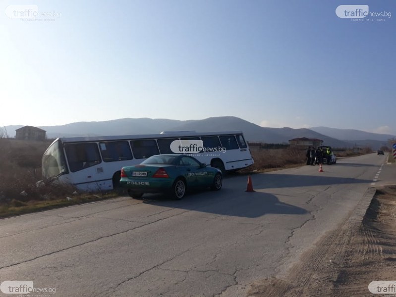 Автобус се прекатури в канавка на пътя Пловдив-Марково