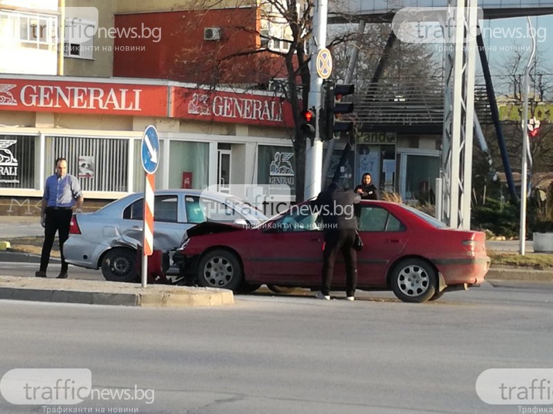 Катастрофа до Полиграфията в Пловдив, колите са смачкани СНИМКИ