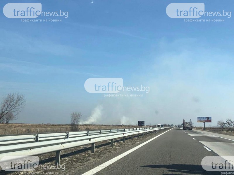 Нива се запали до магистрала Тракия край Пловдив, платното е задимено СНИМКИ
