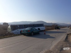 Автобус се прекатури в канавка на пътя Пловдив-Марково