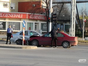 Катастрофа до Полиграфията в Пловдив, колите са смачкани СНИМКИ