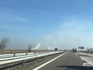 Нива се запали до магистрала Тракия край Пловдив, платното е задимено СНИМКИ