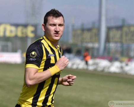 Ботев предлага нов договор на Тодор Неделев