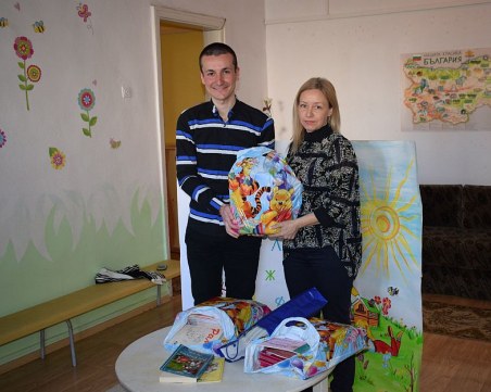 Деца от Асеновград изпратиха книги на българчетата в Лондон СНИМКИ