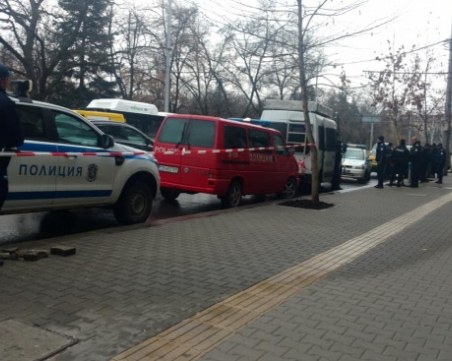 Екшън в София! Такси бутна полицай при опит за проверка