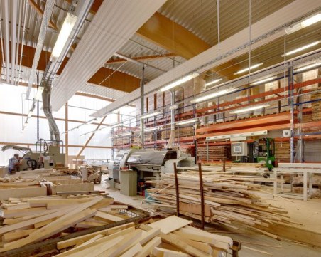 Мъж изпочупи дърводелска работилница в Асеновград, нанесе щети за 5000 лева