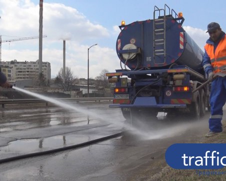 Мият улиците в София напук на прогнозите за дъжд ВИДЕО