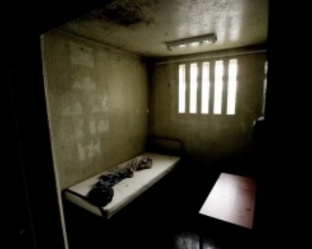 Обесилият се с чаршаф в следствието е пловдивчанин, задържан за опит за убийство