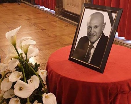 Съпругата на Шаулич ридае неудържимо, десетки знаменитости отдадоха последна почит към певеца СНИМКИ