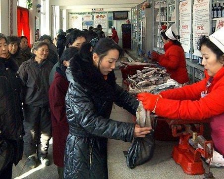 Северна Корея с апел към света: Мори ни глад, не достигат храни!