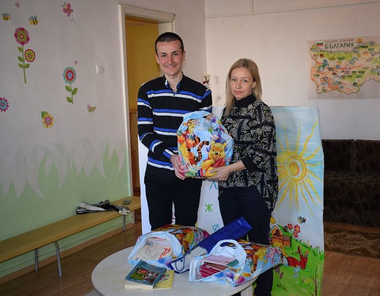 Деца от Асеновград изпратиха книги на българчетата в Лондон СНИМКИ
