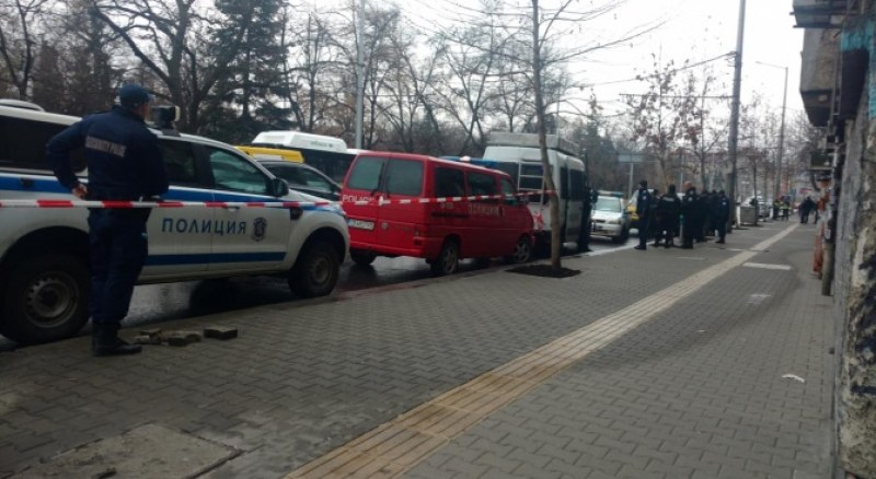 Екшън в София! Такси бутна полицай при опит за проверка