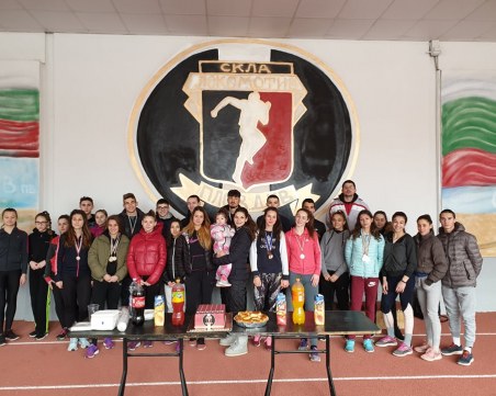 Габи Петрова направи вкусна баница за децата на Локомотив СНИМКИ