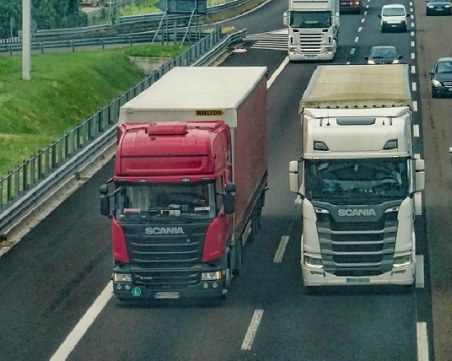 Камион се движи със 100 км/ч в насрещното на АМ 