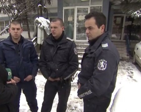 Пострадалите полицаи проговориха за екшъна с таксито