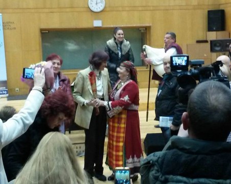 Валя Балканска пя за Царицата на баскетбола СНИМКИ