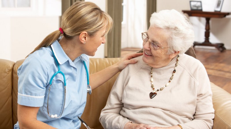 Безплатна медицинска сестра ще помага на неподвижните възрастни у нас
