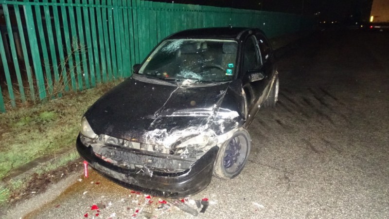 Кола се заби в ТИР на бензиностанция, шофьорът ѝ избяга