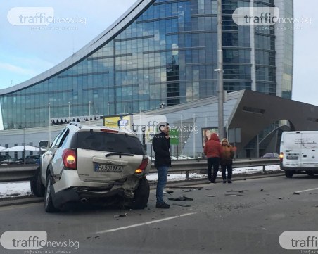 Сблъсък между две коли и бус затвори част от 