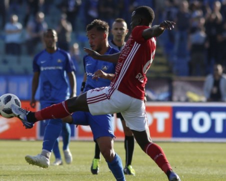 Левски би 10 от ЦСКА с автогол в слаб мач със слабо съдийство ВИДЕО