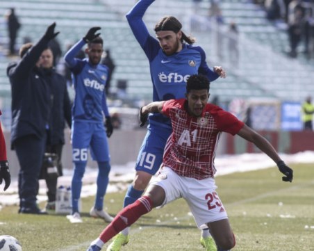 Левски – ЦСКА 1:0 на почивката, червените с 10 души, спорно съдийство ВИДЕО