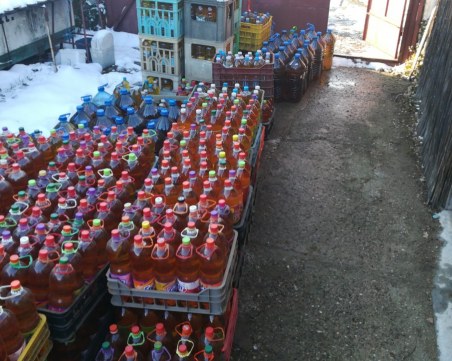 Полицаи влязоха в пункт за билки и откриха... 4271 литра алкохол СНИМКИ