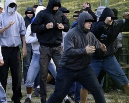 Софийското дерби се превърна във война на улицата! Пострадаха... полицаите