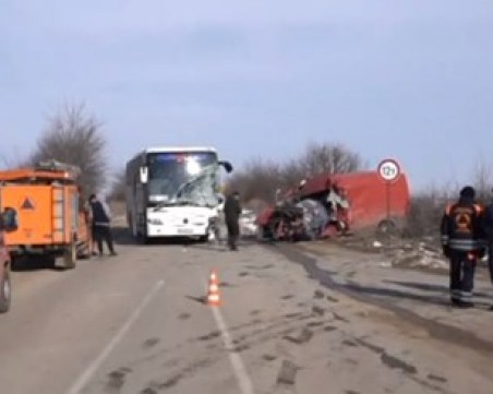 Тежка катастрофа с автобус! Мъж загина намясто