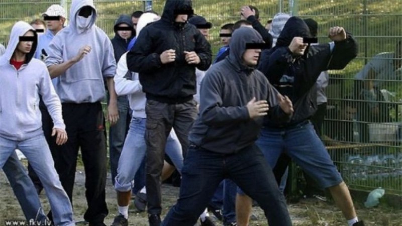 Софийското дерби се превърна във война на улицата! Пострадаха... полицаите