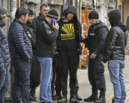 4 обвинения за 17-годишния, който блъсна трима полицаи с такси